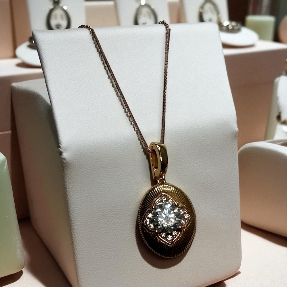 18k Gold moissanite pendant 18” necklace. New